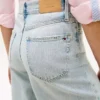 Jeans med hög midja, vid ben och rå kant Jeans med hög midja, vid ben och rå kant
