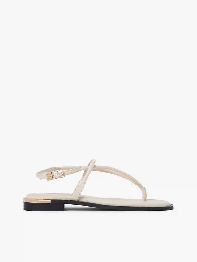 Lädersandal med metalliska detaljer Lädersandal med metalliska detaljer