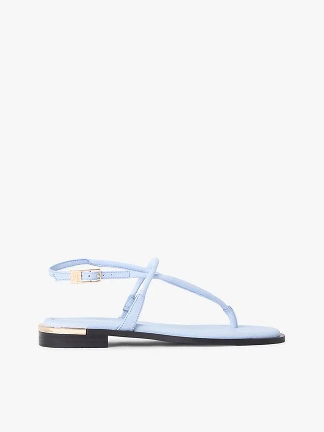 Lädersandal med metalliska detaljer Lädersandal med metalliska detaljer