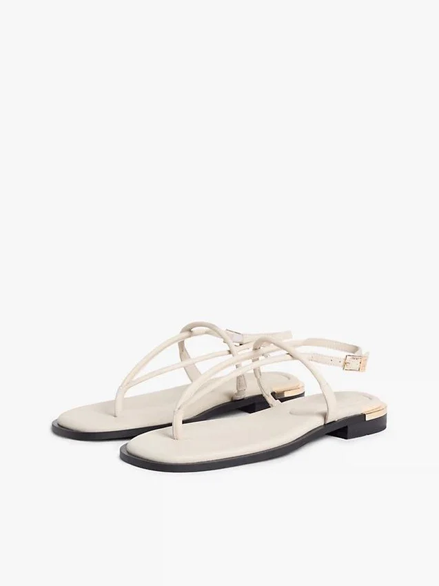 Lädersandal med metalliska detaljer Lädersandal med metalliska detaljer