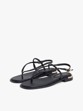 Lädersandal med metalliska detaljer