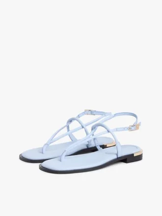 Lädersandal med metalliska detaljer