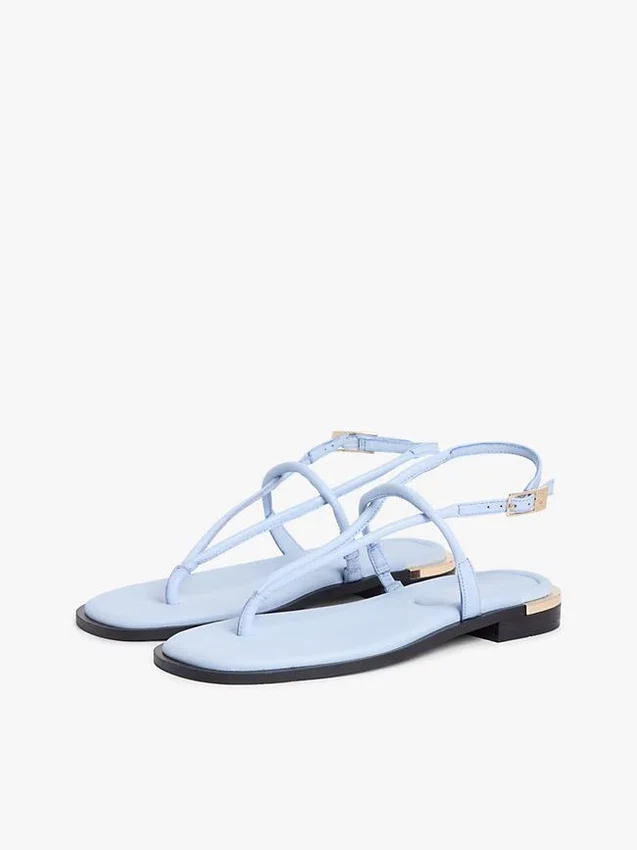 Lädersandal med metalliska detaljer Lädersandal med metalliska detaljer