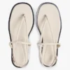 Lädersandal med metalliska detaljer Lädersandal med metalliska detaljer