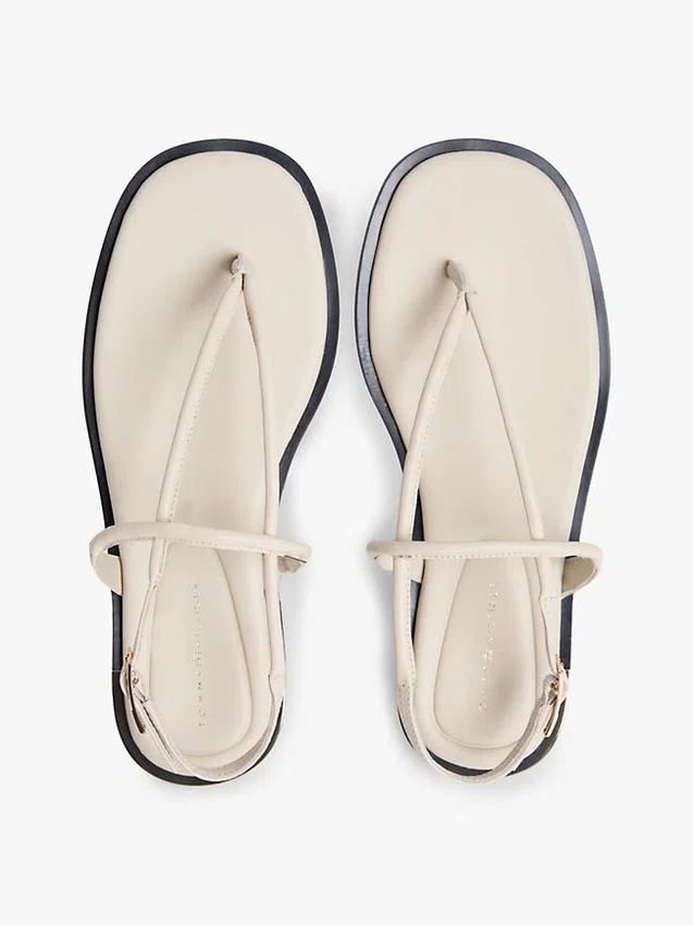 Lädersandal med metalliska detaljer Lädersandal med metalliska detaljer