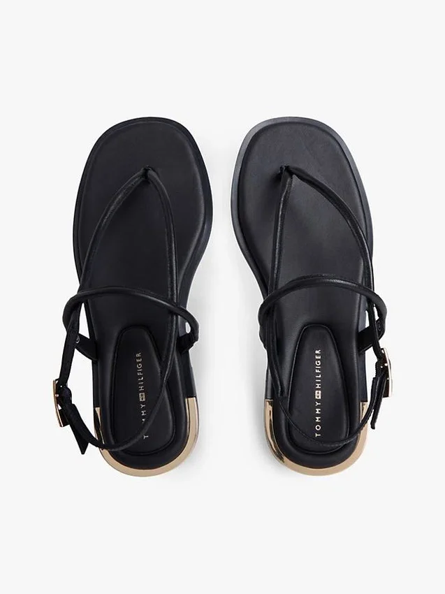 Lädersandal med metalliska detaljer Lädersandal med metalliska detaljer