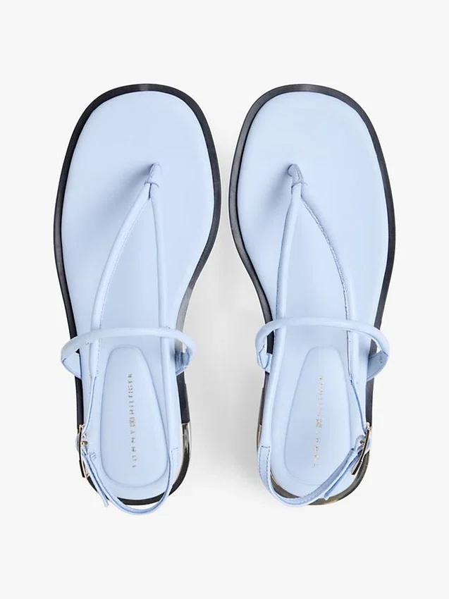 Lädersandal med metalliska detaljer Lädersandal med metalliska detaljer