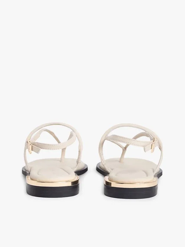 Lädersandal med metalliska detaljer Lädersandal med metalliska detaljer