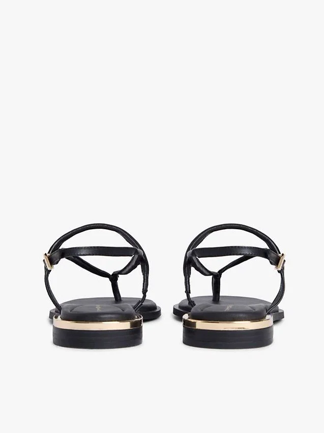 Lädersandal med metalliska detaljer Lädersandal med metalliska detaljer