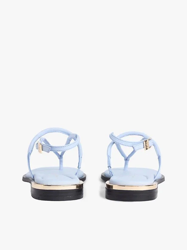 Lädersandal med metalliska detaljer Lädersandal med metalliska detaljer