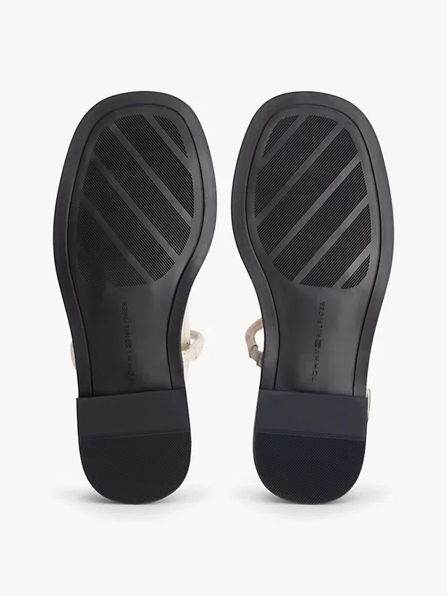 Lädersandal med metalliska detaljer Lädersandal med metalliska detaljer