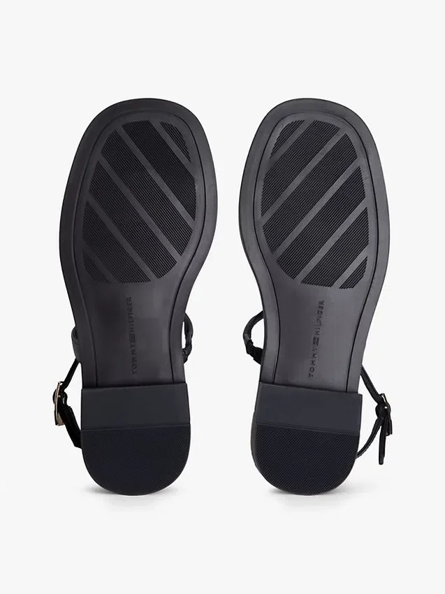 Lädersandal med metalliska detaljer Lädersandal med metalliska detaljer