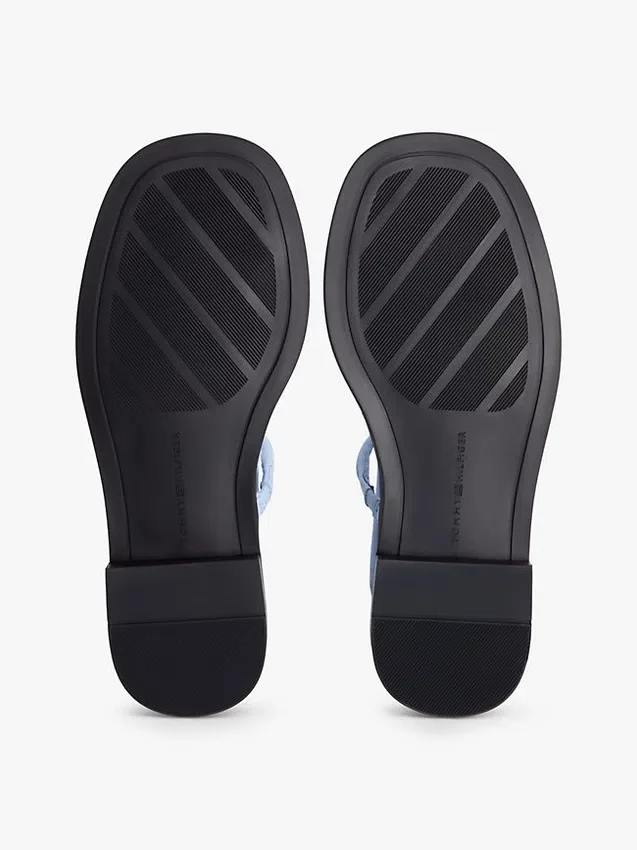 Lädersandal med metalliska detaljer Lädersandal med metalliska detaljer