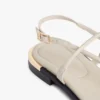 Lädersandal med metalliska detaljer Lädersandal med metalliska detaljer