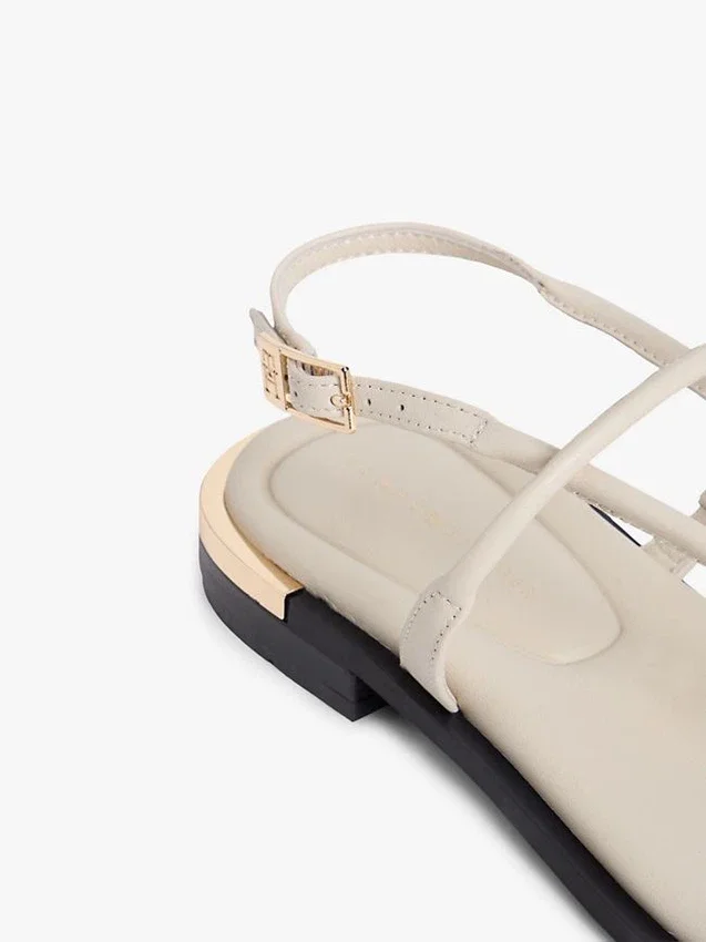 Lädersandal med metalliska detaljer Lädersandal med metalliska detaljer
