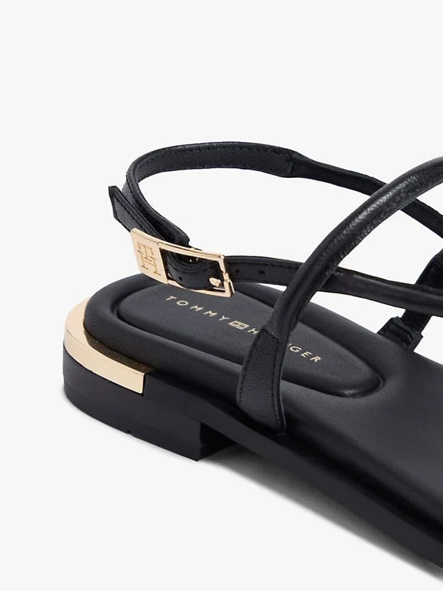 Lädersandal med metalliska detaljer Lädersandal med metalliska detaljer