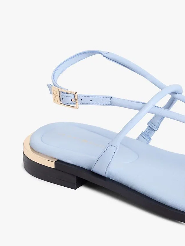 Lädersandal med metalliska detaljer Lädersandal med metalliska detaljer