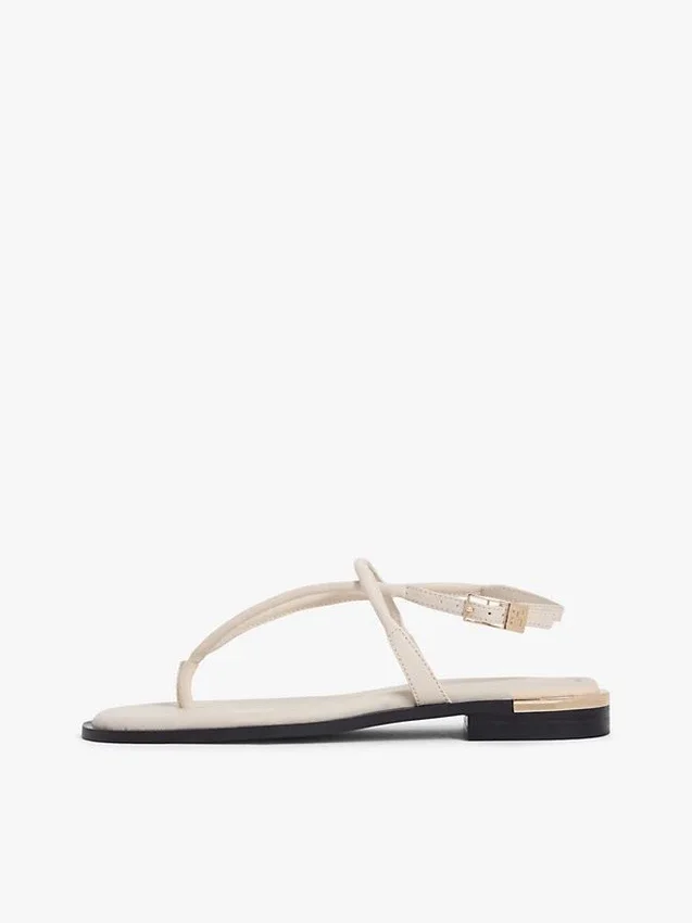 Lädersandal med metalliska detaljer Lädersandal med metalliska detaljer