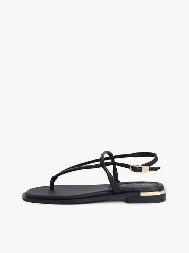 Lädersandal med metalliska detaljer Lädersandal med metalliska detaljer