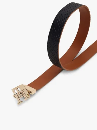 Läderskärp med monogramspänne som kan vändas