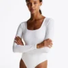Långärmad bodysuit med fyrkantig halsringning Långärmad bodysuit med fyrkantig halsringning