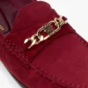 Loafers i mocka med kedjelänk Loafers i mocka med kedjelänk