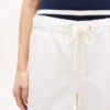 Lättviktiga jeans med vid ben och dragkedja