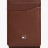 Magnetisk bifold-plånbok i kornigt läder Magnetisk bifold-plånbok i kornigt läder