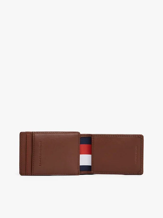 Magnetisk bifold-plånbok i kornigt läder Magnetisk bifold-plånbok i kornigt läder