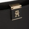 Medium satchelväska med monogramspänne Medium satchelväska med monogramspänne