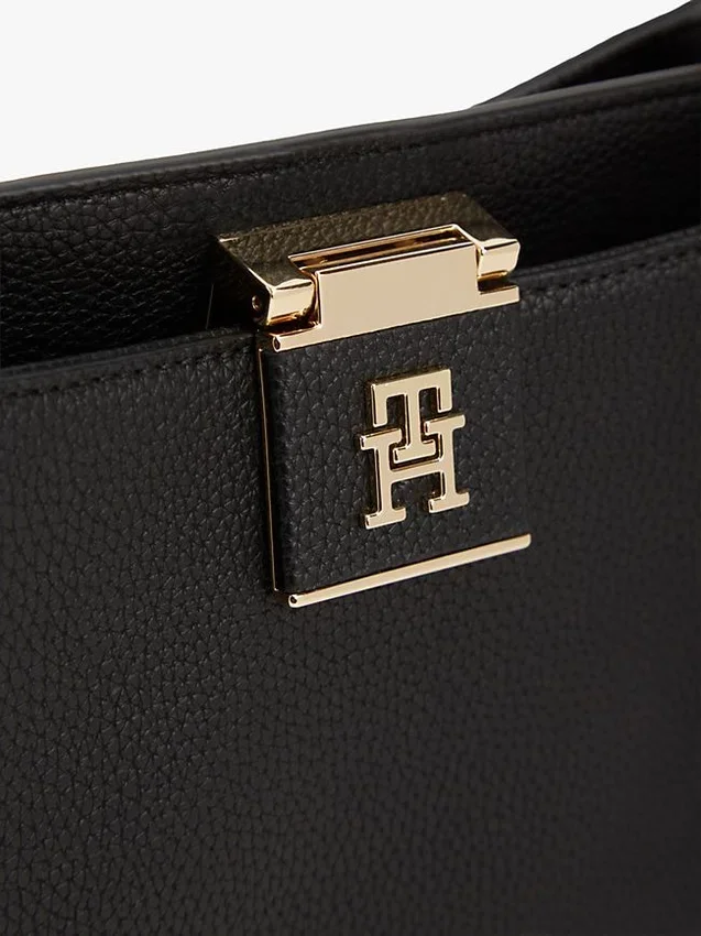Medium satchelväska med monogramspänne Medium satchelväska med monogramspänne