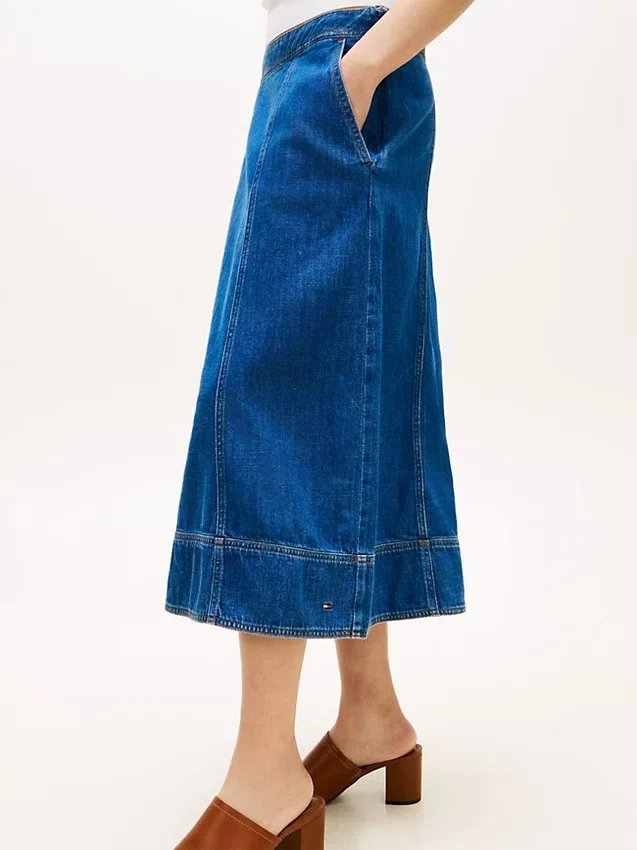 Midi-kjol i denim med hög midja och utsvängd passform Midi-kjol i denim med hög midja och utsvängd passform