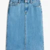 Midi-kjol i denim med rå kant Midi-kjol i denim med rå kant