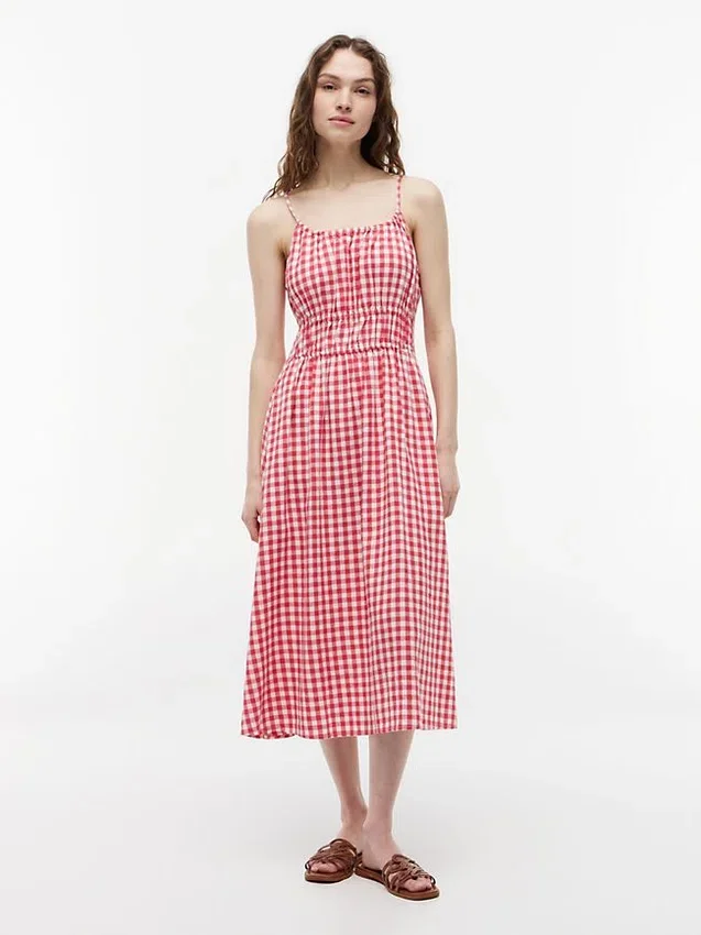 Midi-klänning i linneblandning med rynkad gingham-mönster Midi-klänning i linneblandning med rynkad gingham-mönster