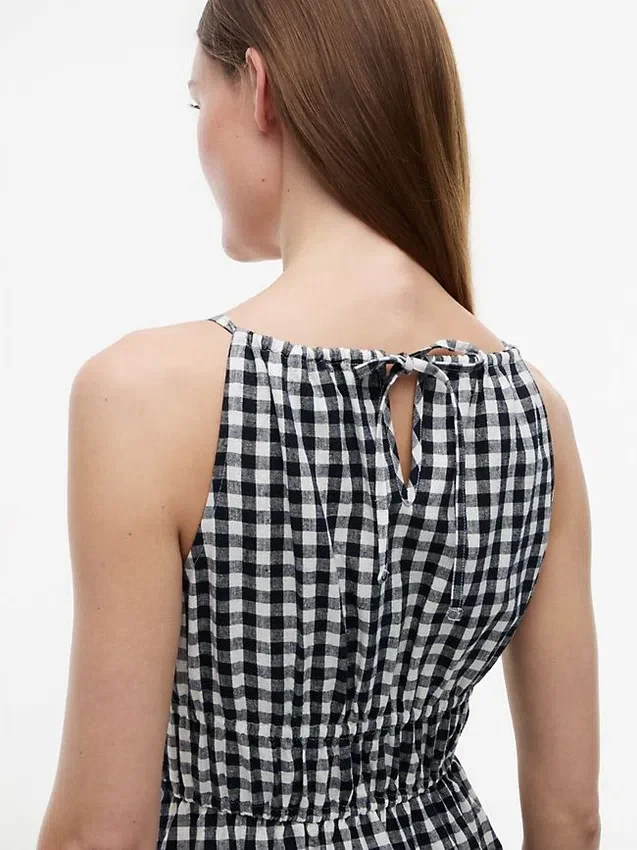 Midi-klänning i linneblandning med rynkad gingham-mönster Midi-klänning i linneblandning med rynkad gingham-mönster