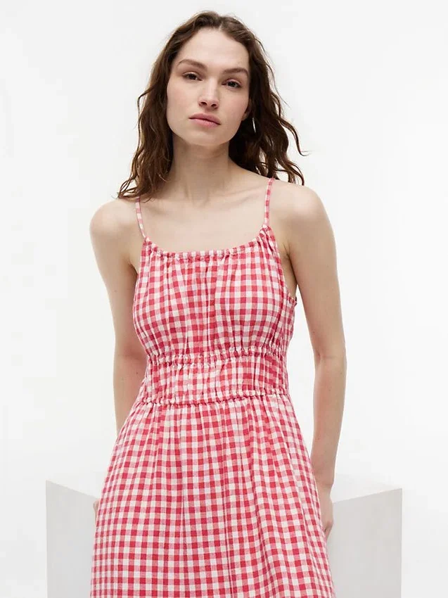 Midi-klänning i linneblandning med rynkad gingham-mönster Midi-klänning i linneblandning med rynkad gingham-mönster