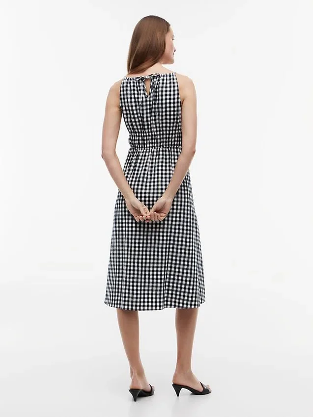 Midi-klänning i linneblandning med rynkad gingham-mönster Midi-klänning i linneblandning med rynkad gingham-mönster