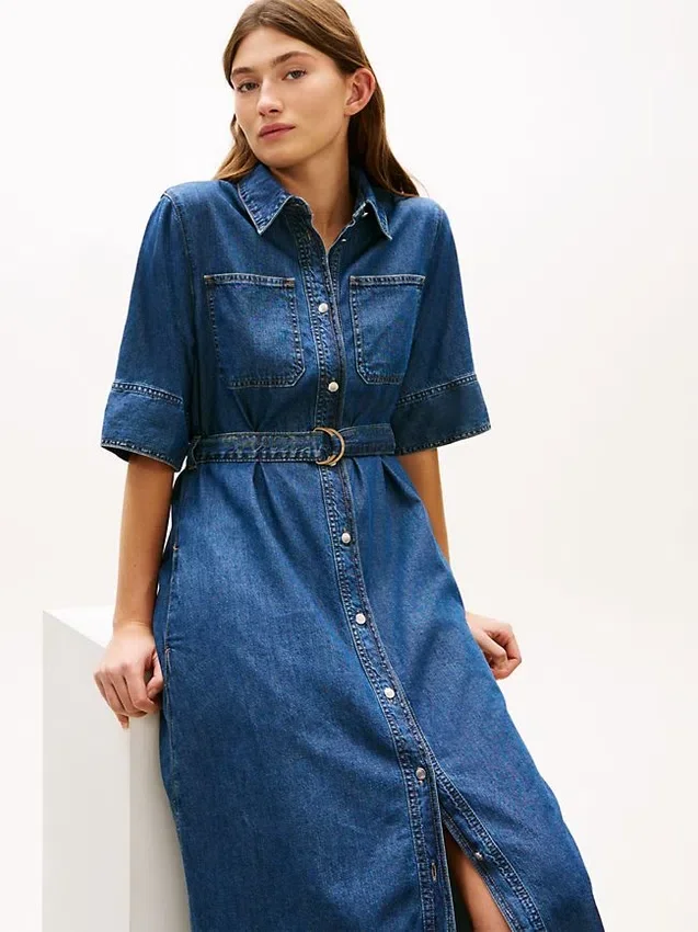 Midiklänning i denim med bälte Midiklänning i denim med bälte