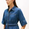 Midiklänning i denim med bälte Midiklänning i denim med bälte