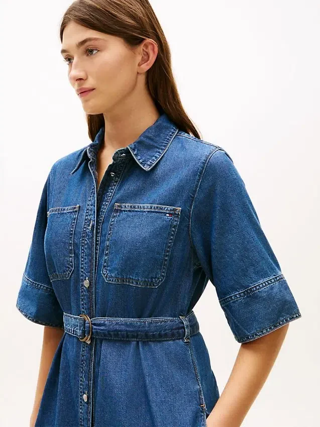 Midiklänning i denim med bälte Midiklänning i denim med bälte