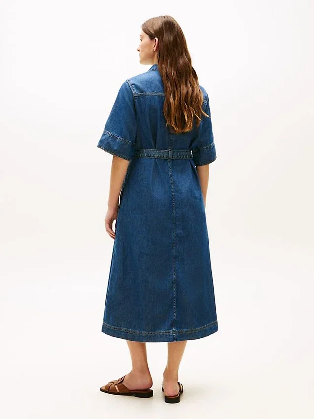 Midiklänning i denim med bälte Midiklänning i denim med bälte