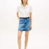 Mini-jeanskjol med hög midja och broderat emblem över hela kjolen Mini-jeanskjol med hög midja och broderat emblem över hela kjolen