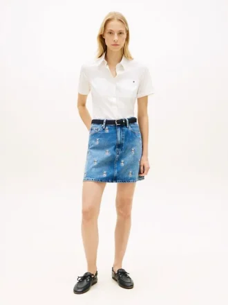 Mini-jeanskjol med hög midja och broderat emblem över hela kjolen Mini-jeanskjol med hög midja och broderat emblem över hela kjolen