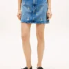 Mini-jeanskjol med hög midja och broderat emblem över hela kjolen Mini-jeanskjol med hög midja och broderat emblem över hela kjolen
