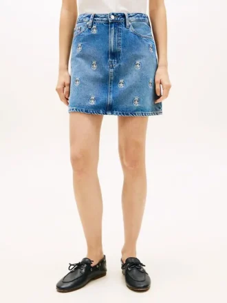 Mini-jeanskjol med hög midja och broderat emblem över hela kjolen Mini-jeanskjol med hög midja och broderat emblem över hela kjolen