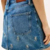 Mini-jeanskjol med hög midja och broderat emblem över hela kjolen Mini-jeanskjol med hög midja och broderat emblem över hela kjolen