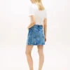 Mini-jeanskjol med hög midja och broderat emblem över hela kjolen Mini-jeanskjol med hög midja och broderat emblem över hela kjolen