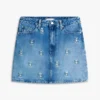 Mini-jeanskjol med hög midja och broderat emblem över hela kjolen Mini-jeanskjol med hög midja och broderat emblem över hela kjolen