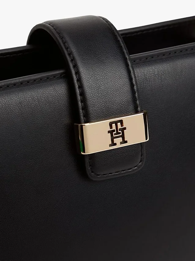 Mini-satchelväska med monogramspänne Mini-satchelväska med monogramspänne