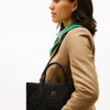 Mini-tote-väska i nylon med monogram och synliga sömmar Mini-tote-väska i nylon med monogram och synliga sömmar